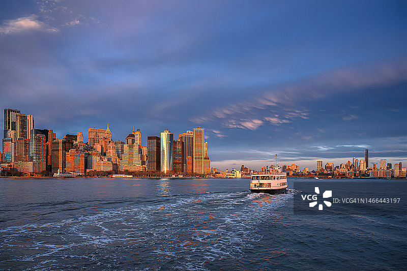 自由女神像渡轮返回纽约下城港图片素材