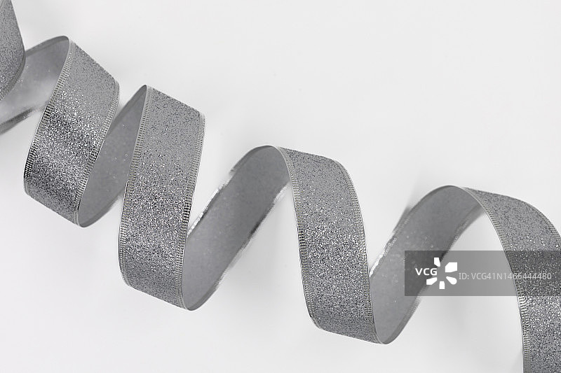 白色背景上闪亮的银色金属闪光丝带图片素材