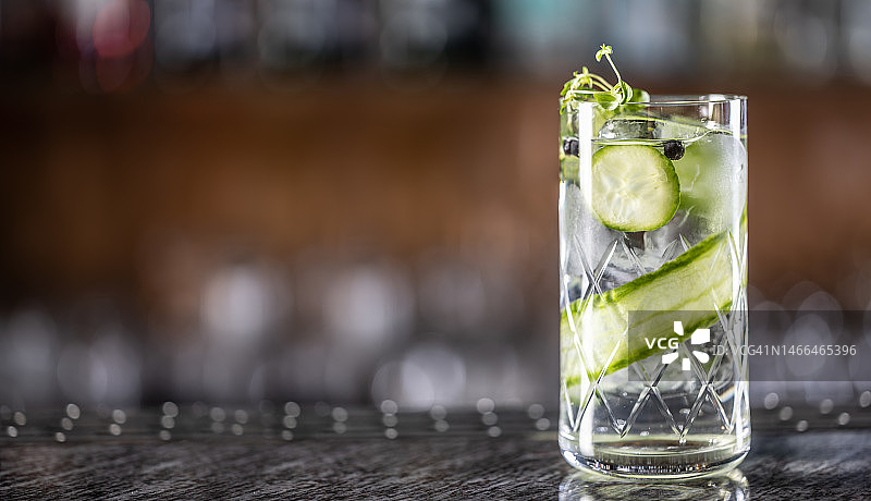 酒吧台上的黄瓜金汤力鸡尾酒图片素材