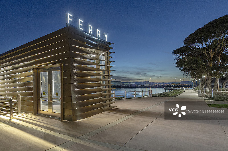 日落时分由节能LED灯照亮的公共客运码头图片素材