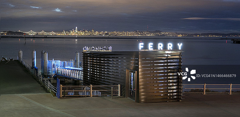 LED节能灯照亮的公共客运渡轮码头和标识图片素材