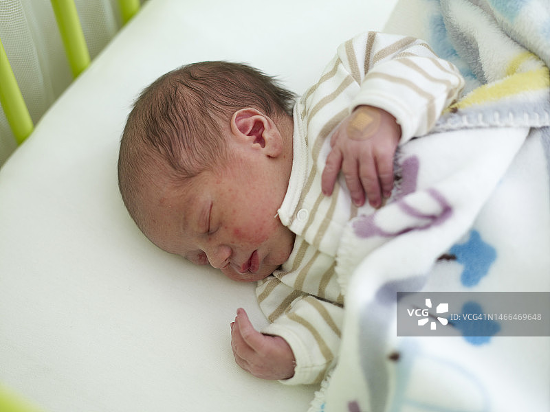 在床上的男婴图片素材