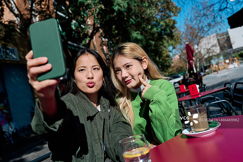 年轻中国人使用手机自拍图片素材