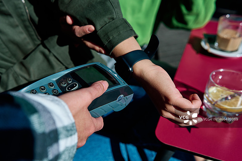 使用智能手表进行非接触式支付的女士图片素材