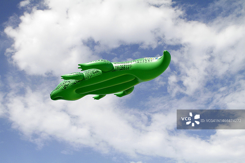 飞翔的充气鳄鱼图片素材