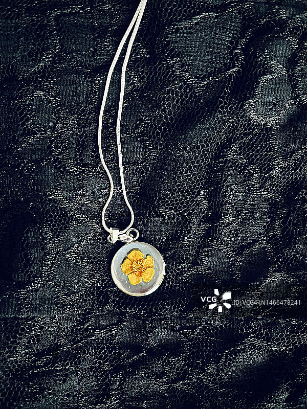 蕾丝上的精美手工项链图片素材