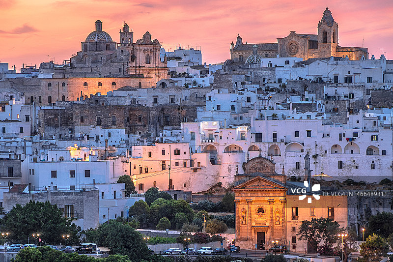 意大利普利亚布林迪西奥斯图尼古镇黄昏景色图片素材