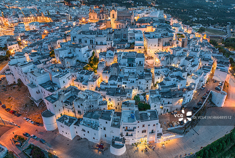 意大利普利亚布林迪西奥斯图尼夜景图片素材