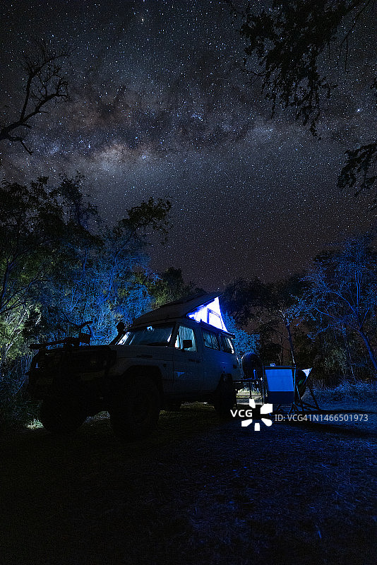 普努卢卢国家公园星空下的露营图片素材
