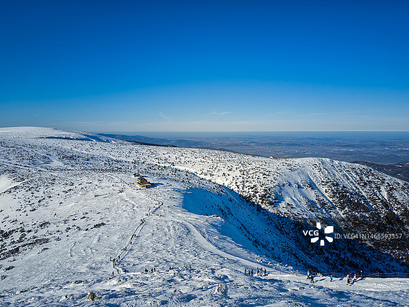 冬季山间小路徒步旅行的游客图片素材