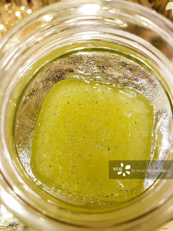 透明马克杯中薄荷玛格丽特冰沙鸟瞰图片素材