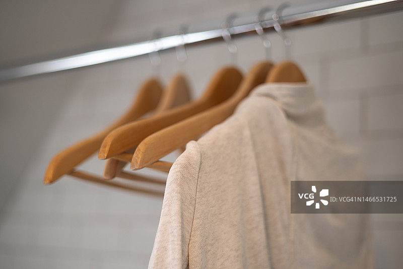 定制安装的晾衣架和衣物图片素材