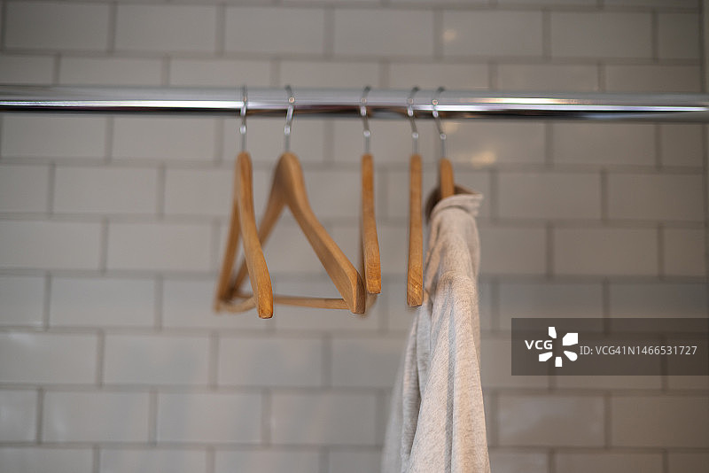 定制安装的晾衣架和衣物图片素材