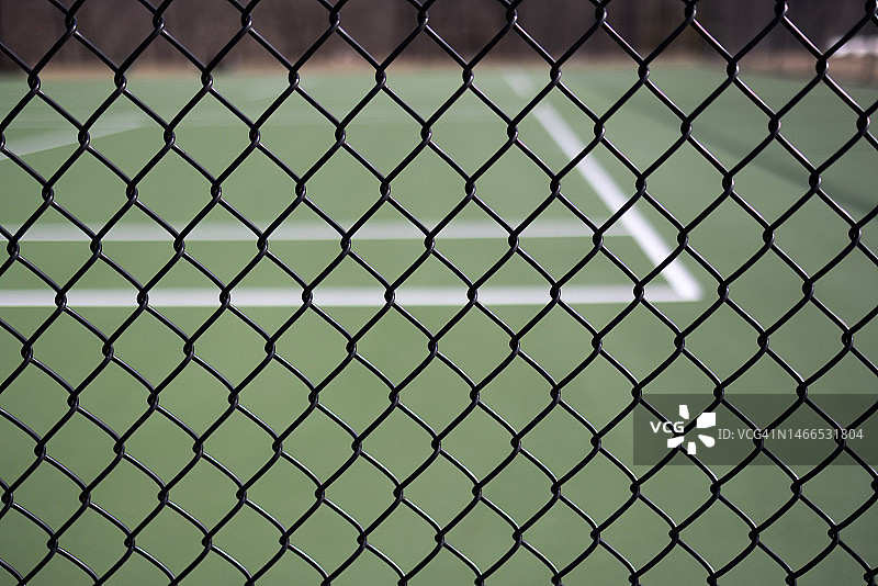 链条围栏后面的室外网球场景色图片素材
