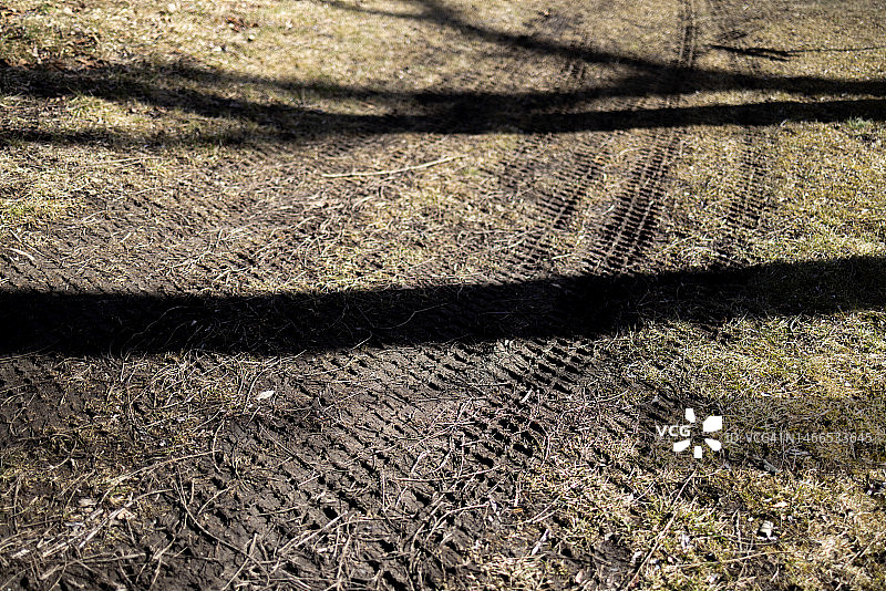 乡村田野上的轮胎印图片素材