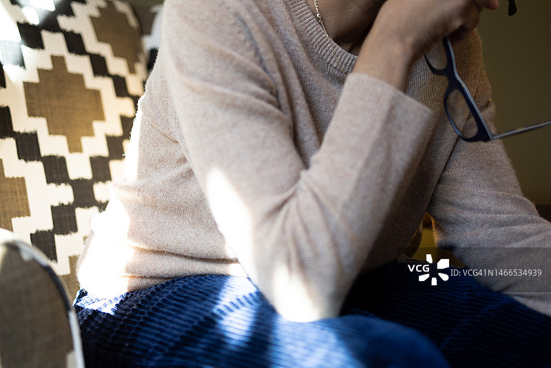 在高背椅上放松的黑人女性图片素材