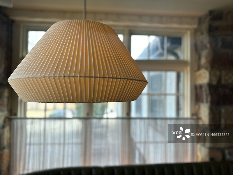 窗前超大复古风吊灯图片素材