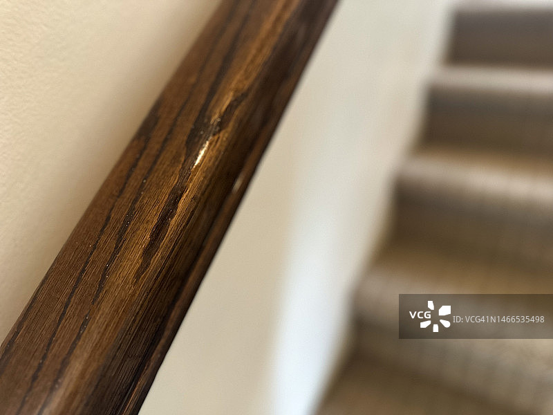 楼梯旁的木制扶手图片素材