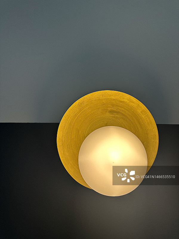 现代壁灯，双色墙面背景图片素材