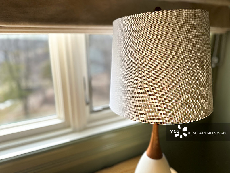 窗前书桌上的台灯图片素材