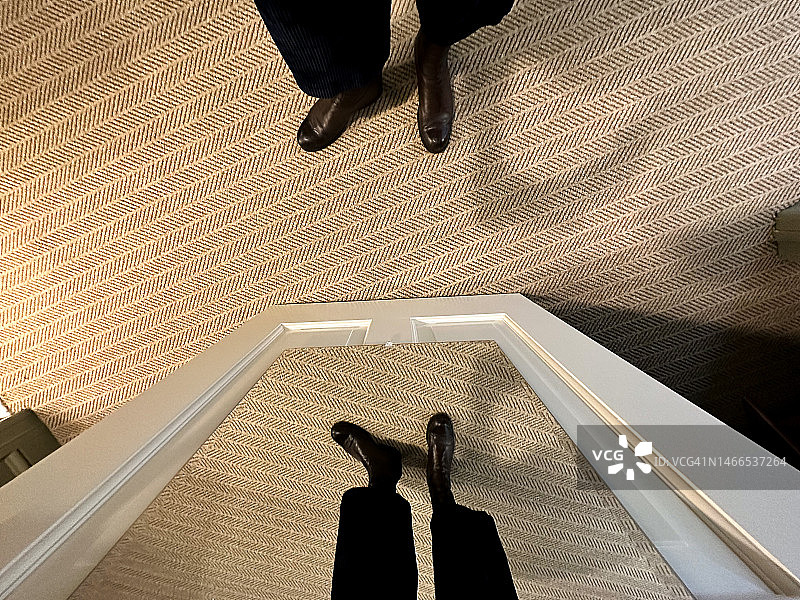 穿着讲究的女人在衣柜镜前图片素材