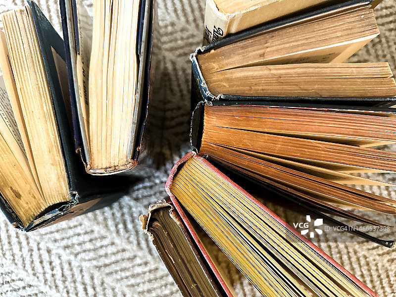 精装复古书籍俯视图图片素材