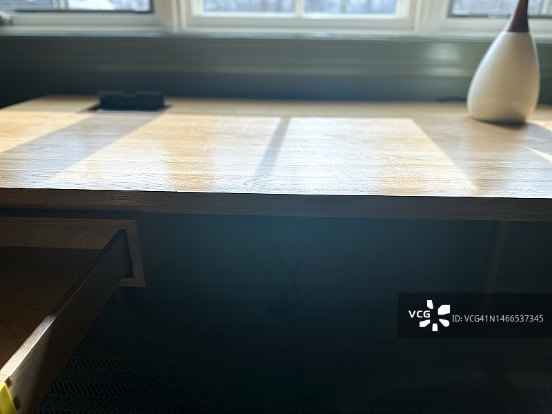 打开抽屉的桌子图片素材