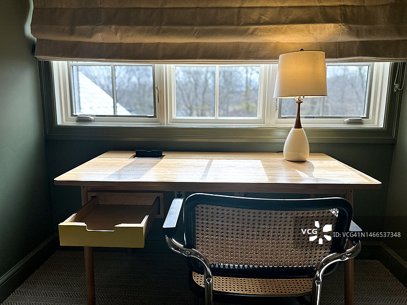 复古风格天然藤条扶手书桌椅和打开的抽屉图片素材