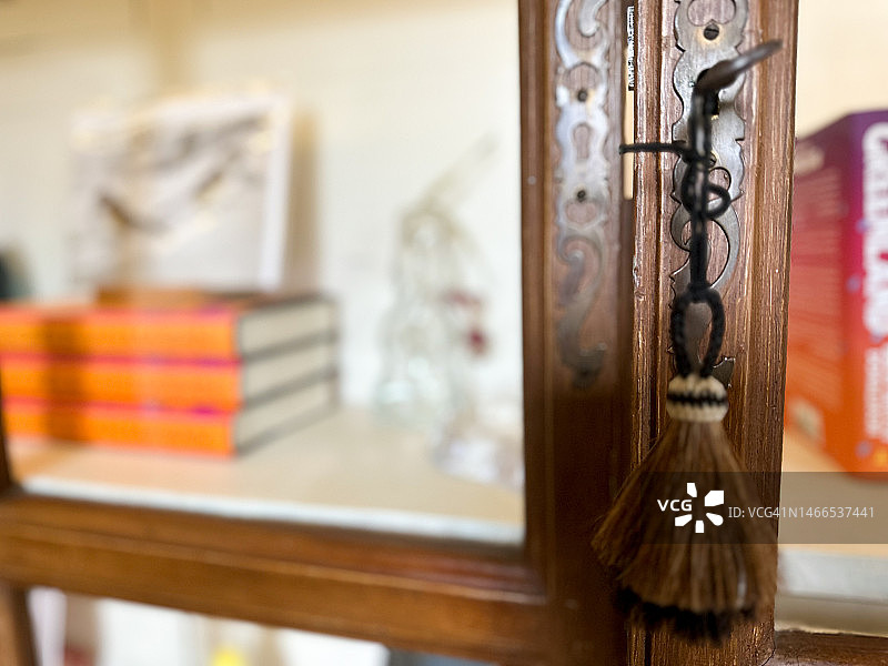 书柜里古董钥匙上挂着的装饰流苏图片素材