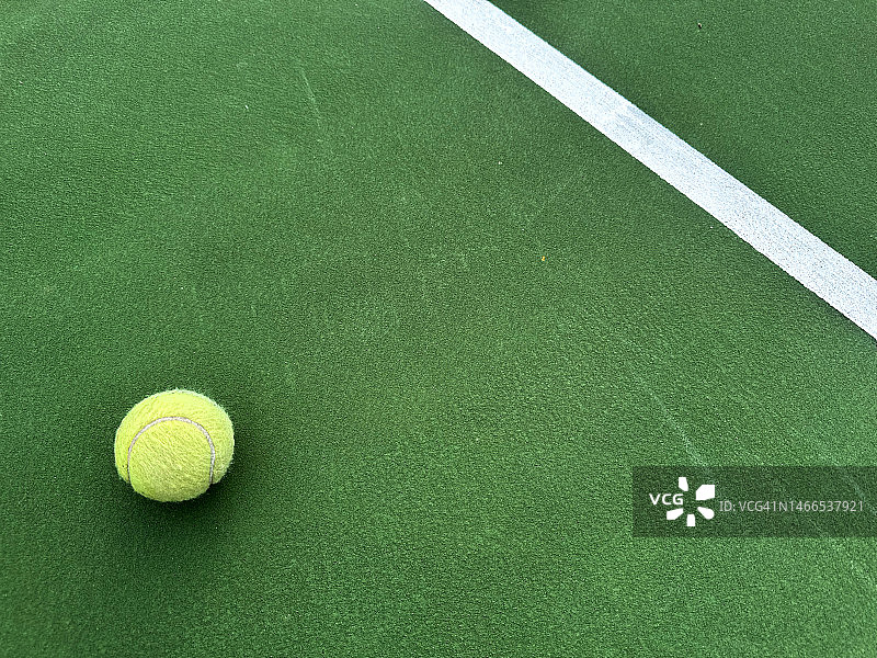 网球场上的流浪网球图片素材