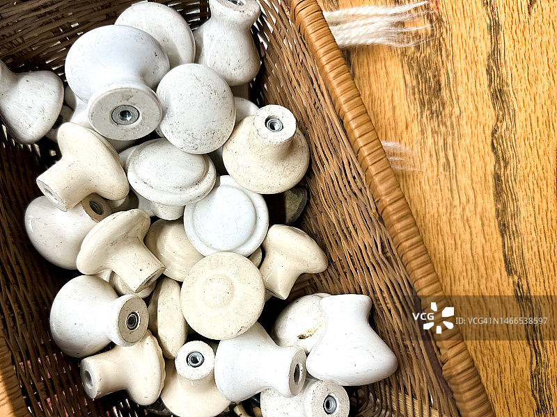 一篮古董旋钮图片素材