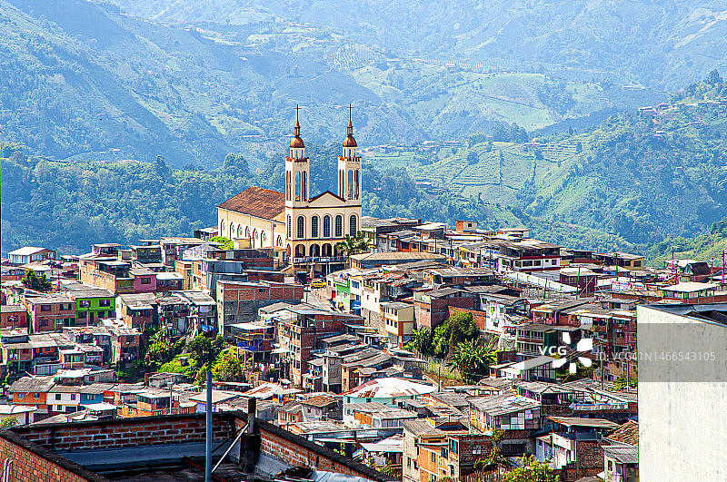 卡尔达斯马尼萨莱斯卡门圣母教区教堂，哥伦比亚城市及其房屋建筑和山脉全景图片素材