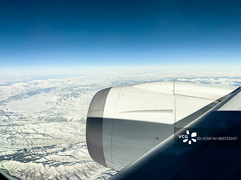 从舷窗座位看到的巨型喷气式飞机机翼和发动机图片素材