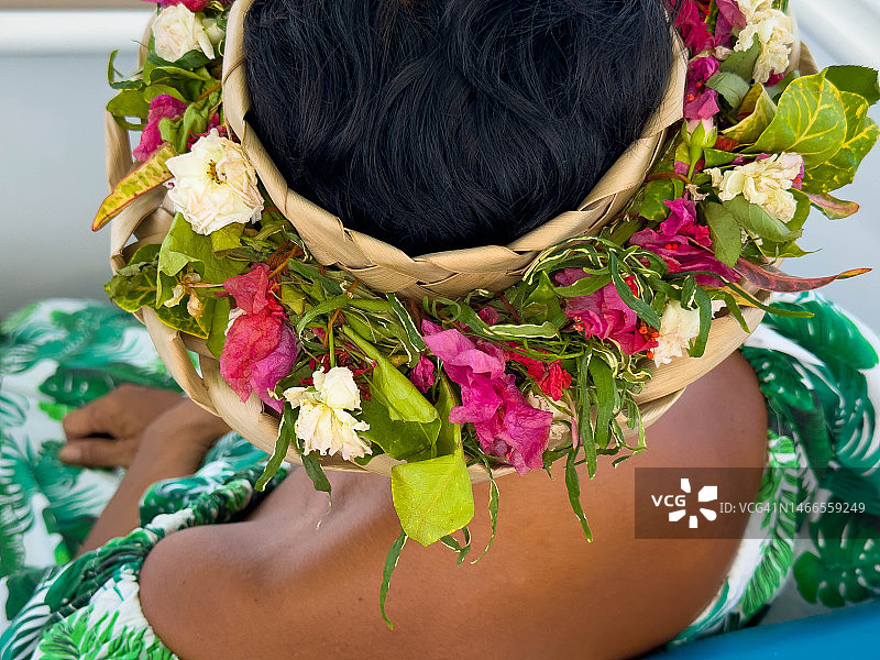 戴着花帽的女人图片素材