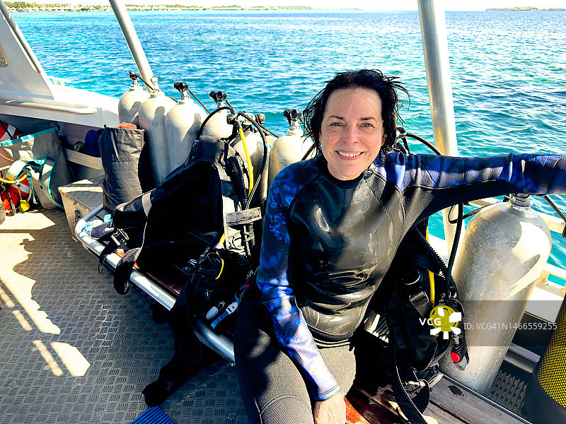 女人水肺潜水后放松图片素材