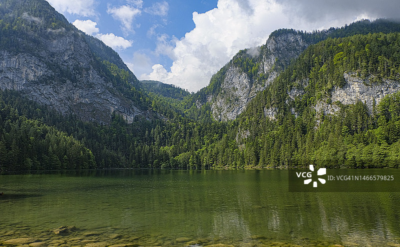 上奥地利施皮塔尔-皮恩市的田园诗般的“格林克湖”，位于“托特斯山”北麓，是一个山间湖泊。该湖最大深度为120米，海拔806米。（地区：皮恩-普里尔）图片素材