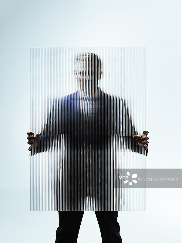 玻璃后面的商人图片素材