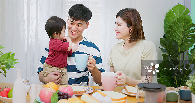 亚洲家庭享用早午餐图片素材