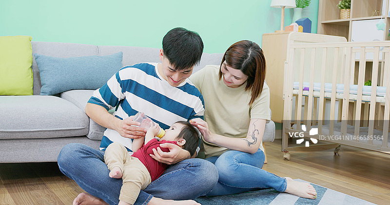 婴儿喝牛奶图片素材