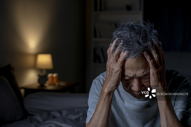失眠的年长亚洲男人图片素材
