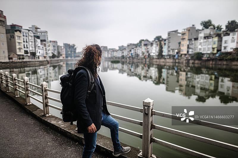 拖着行李四处走动的游客图片素材