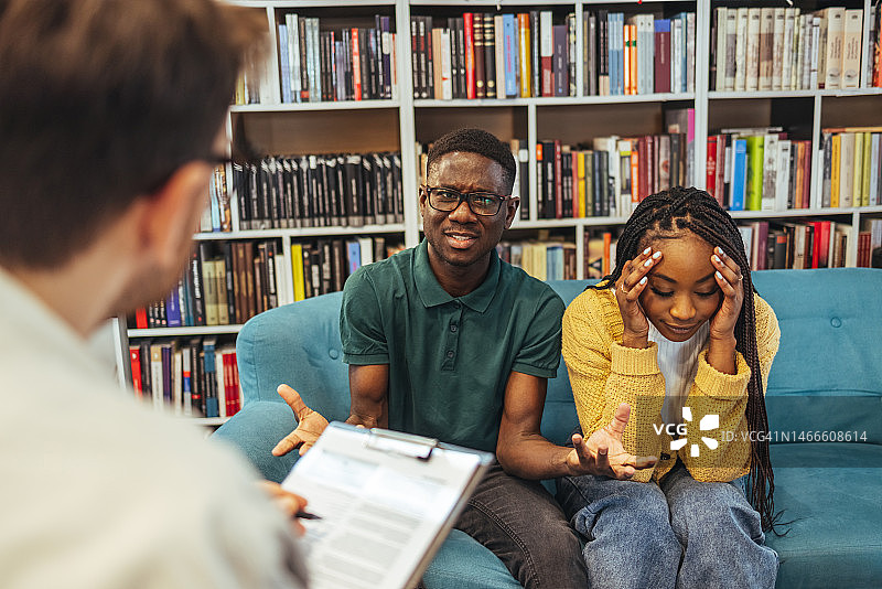 年轻的非裔美国夫妇参加家庭咨询会议图片素材