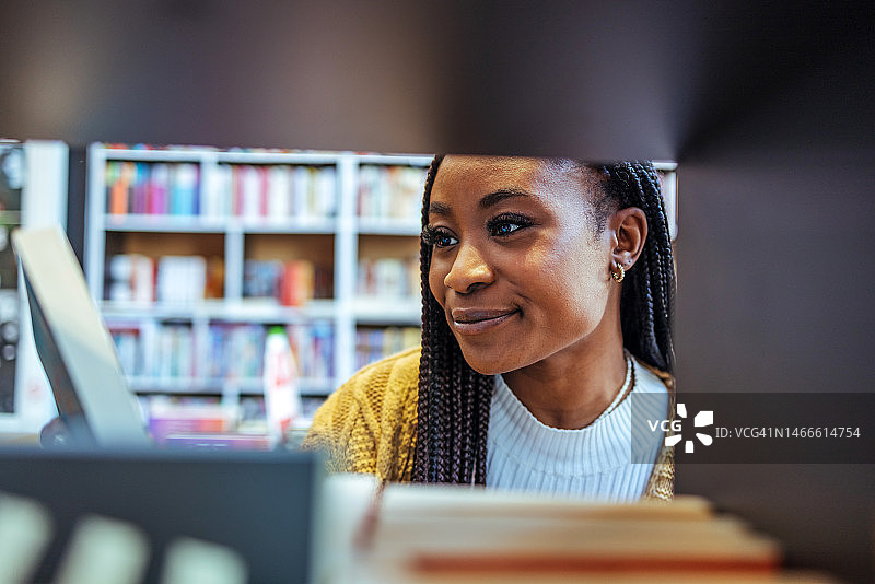 女学生在大学图书馆里找书图片素材