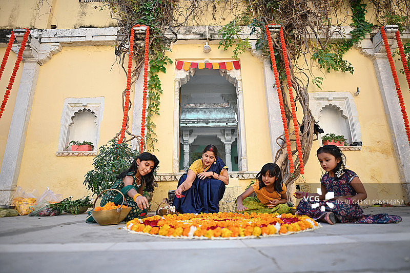 祖母和孙辈一起制作美丽的花朵蓝果丽图片素材