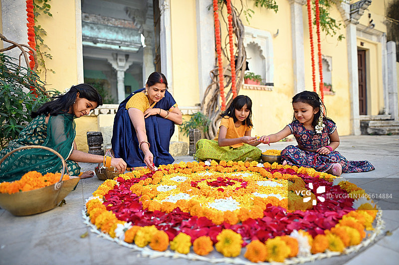 祖母和孙辈一起制作美丽的花朵蓝果丽图片素材