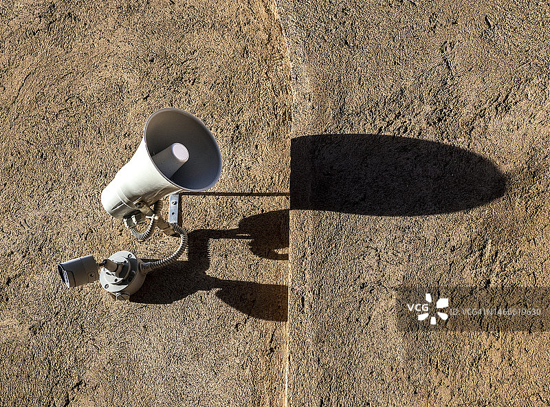 建筑物墙上的安全监控摄像头和紧急警报器图片素材