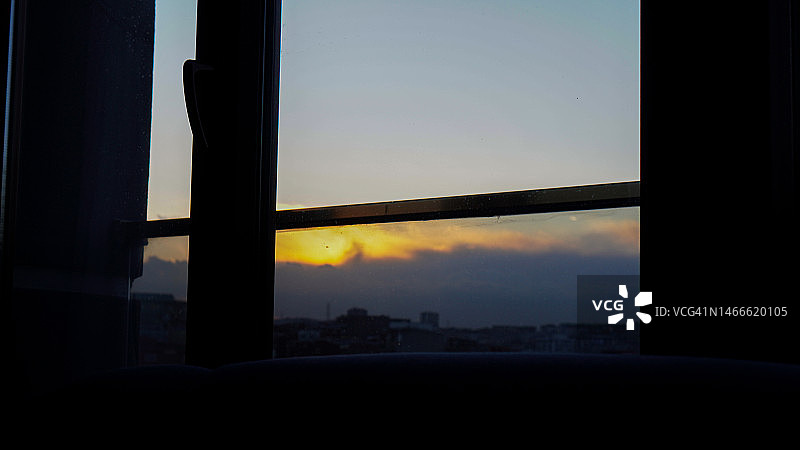 窗外日落景色图片素材