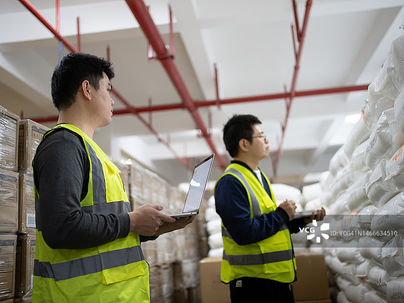 工人在检查仓库图片素材