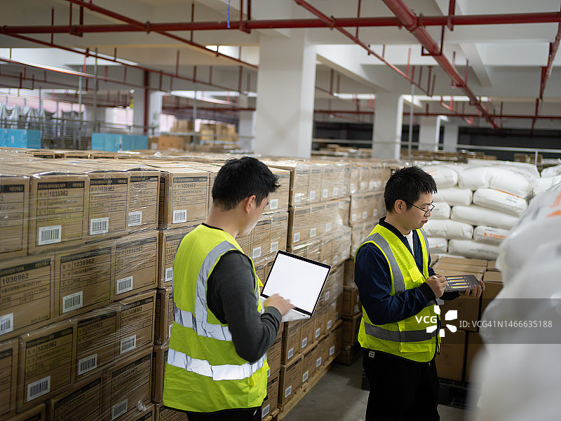 工人检查货物图片素材