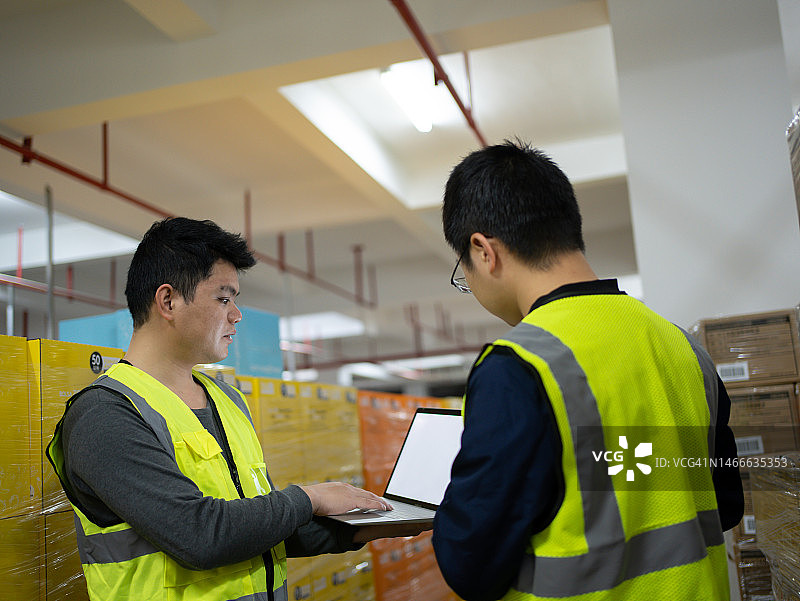 物流工人检查货物图片素材